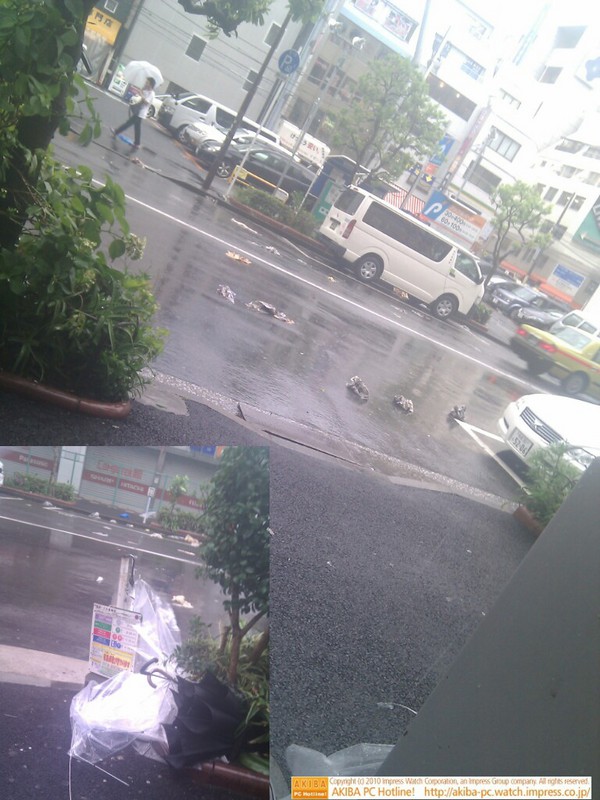 傘は破壊され、路上はゴミ散乱…。