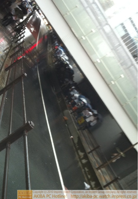 そしてそんな悪天候でもAKB48待ちの長蛇の列は健在。ドンキホーテからJR線路沿いに伸び、ヨドバシAKIBAまで達しようかという勢い。