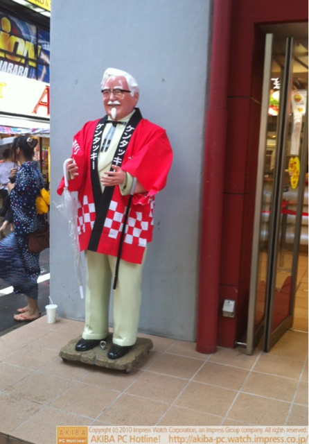 ケンタッキーフライドチキン秋葉原店のサンダース人形、ハッピを着る。