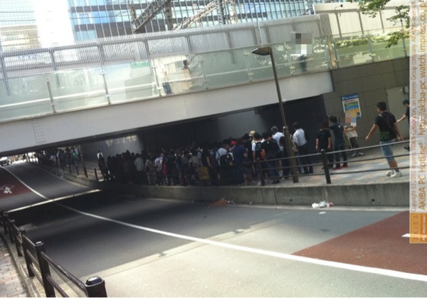 本日もAKB48待ちで、ドンキホーテからJR線路沿経由ヨドバシAKIBA直前まで列が伸びている。