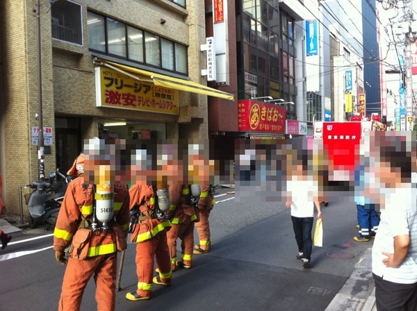 以前、ツクモケース王国があったビルに警官や消防士が集まっている。同ビル1Fは本日、何かの作業を行っていた模様。