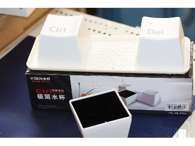 CTRL・ALT・DEL　キーのマグカップセット　最近こーゆーの流行ってるんですかね～トレイが配線基盤模様でカッコイイです　￥1280 