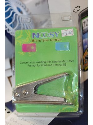 出遅れましたね。今更ながらですがmicroSIMカッター+アダプター2個セット　￥2100