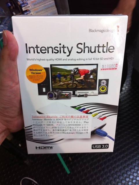ちなみに、Intensity Shuttleのパッケージに貼られたシールにはPS3やXboxからの映像キャプチャはできないと書かれているが、イメージ写真にはXbox 360に似た端末が写っている。
