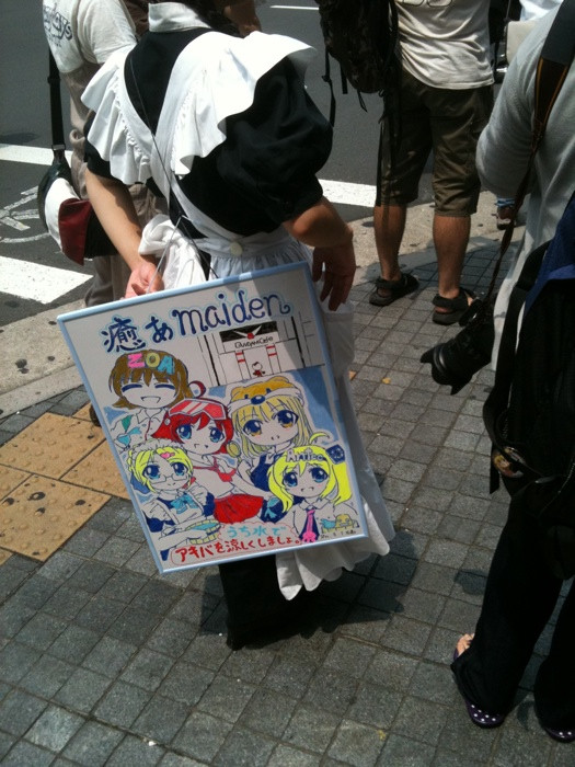 ホワイトボードを持ったメイドさんみっけ♪