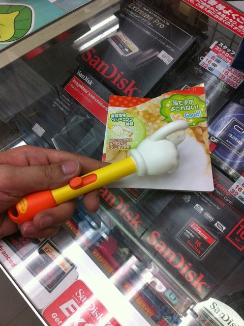 ポテトチップスをつまむためのグッズ。パソコンハウス東映のスタッフがジーンズメイトでさっき買ってきたらしい。700円くらい。