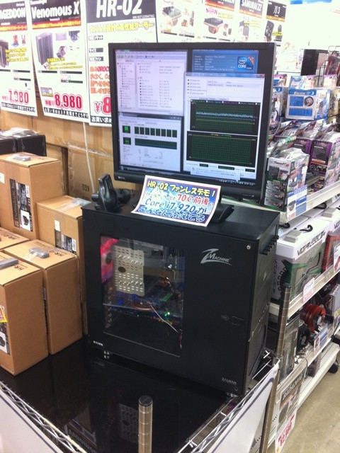 ThermalrightのCPUクーラー HR-02を使ったCore i7-920ファンレスデモがT-ZONEで開始。負荷100%でコア温度は60度前後。ファンはケース前後や電源に装備。