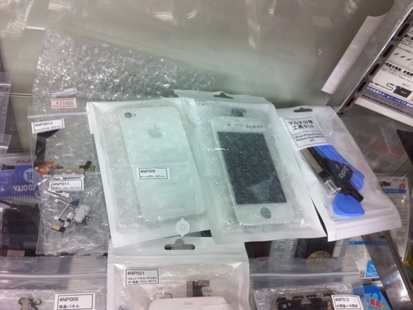 iPhone 4ブラックをホワイトモデルにするキットが発売。全面、背面、コネクタ類もホワイト化。価格は39800円。