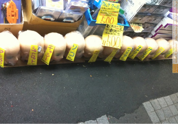 あきばお～七號店の店先では、マネキンスキンヘッドに女性の名を付けて大量陳列中。