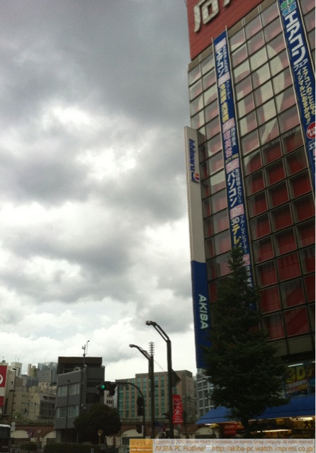 雲がモクモク。アキバに雨が降ってまいりました。