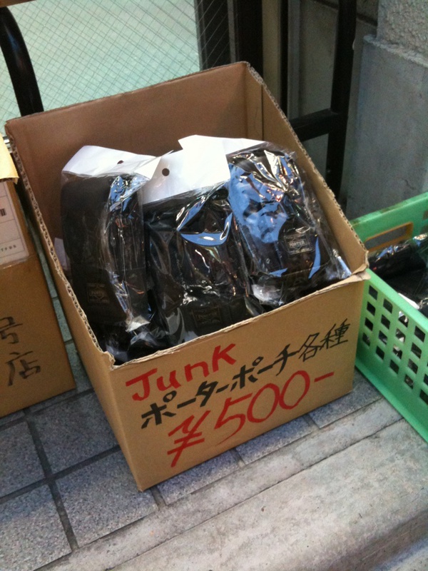 ポーターのポーチが500円で販売中(クレバリー1号店)。ジャンク品扱い。