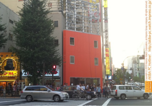 中央通り交差点の旧サイバースポット跡で新築中のビルがオレンジ色に塗装された。今までは白だった。