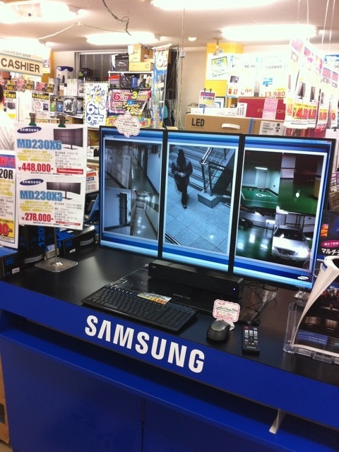 T-ZONEでSAMSUNGの3画面液晶ディスプレイMD230X3の展示デモを実施中。受発注品で278000円。