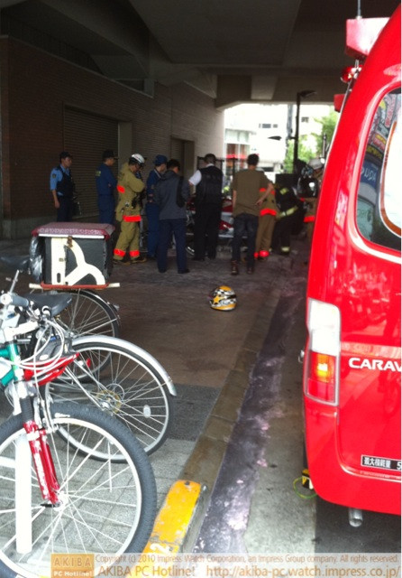 ヨドバシAKIBA正面入り口付近のバイクパーキングに止まっていたバイクが出火、警察と消防が出動。現在すでに消化完了し、現場検証が行われている。当時、煙が周辺で凄かったらしい。