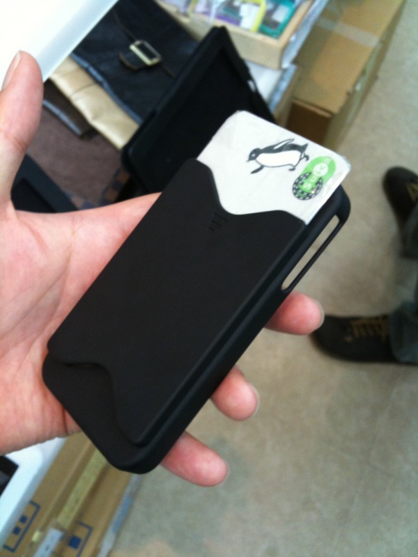 背面にSuicaやPASMOなどのカードを収納できるiPhone 4用ケースがイケショップで発売。1,980円。