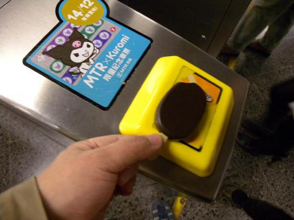八達通もこんなに楽しいカードケースが使えるミニカードがあるところはいいですが(写真見えにくいけどアイスバーの形)。