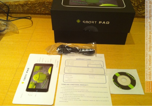 ioPad4の中は本体以外はマニュアル1枚保証書1枚CD-ROM 1枚、USBケーブルが入っているだけ。