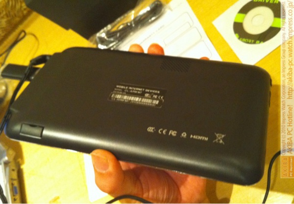 ioPad4裏面。角が丸みを帯びていて、正面には丸のHOMEボタンがあり、iPhone 3GSを大きくしたようなスタイル。