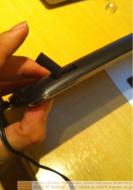 裏面にminiSDカードスロットがある。マニュアルには「TF Card Slot」と書いてある。