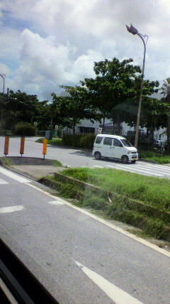 那覇空港に到着。機中で福田(えりこ)議員、松岡議員らと合流。「沖縄米軍問題議員懇談会」のメンバーの方々と用意して頂いたバスで普天間基地へ。
