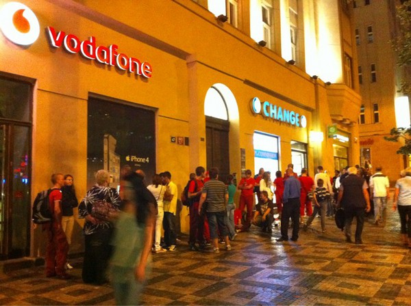Fronta cervenacku cekajicich před Vodafonem na #iPhone 4. O půlnoci zahajují prodej. Foceno iPhone 4 :) #fb