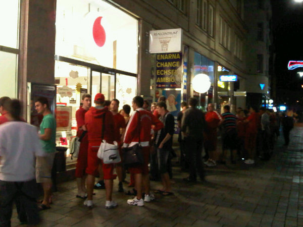 Pred brnenskym Vodafonem uz je solidni fronta cervene oblecenych lidi cekajicich na iPhone 4.
