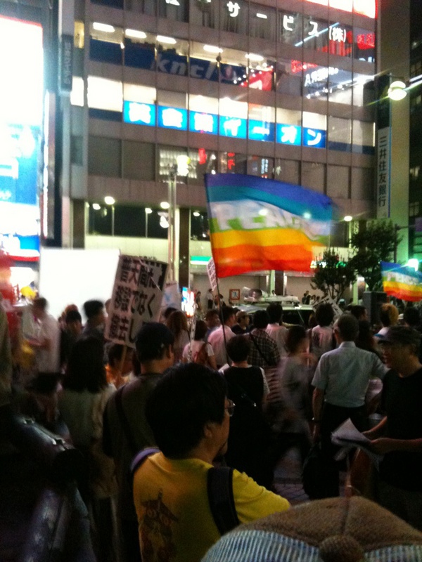 新宿ど真ん中デモなう。