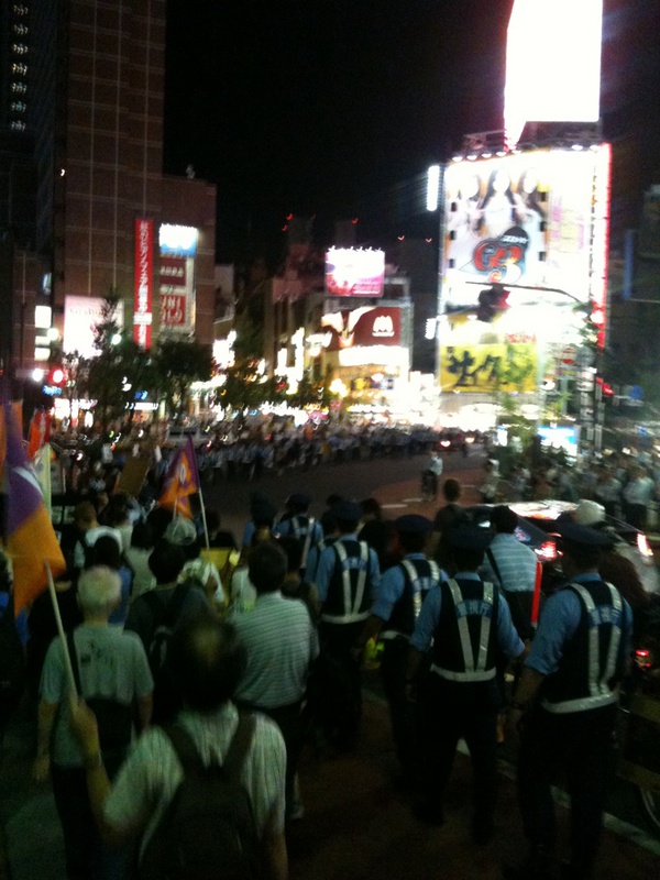 新宿ど真ん中デモ出発 なう。
