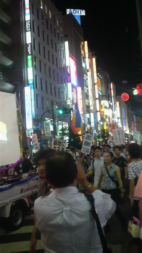また新宿でデモにでくわした・・  今回は沖縄基地系。
