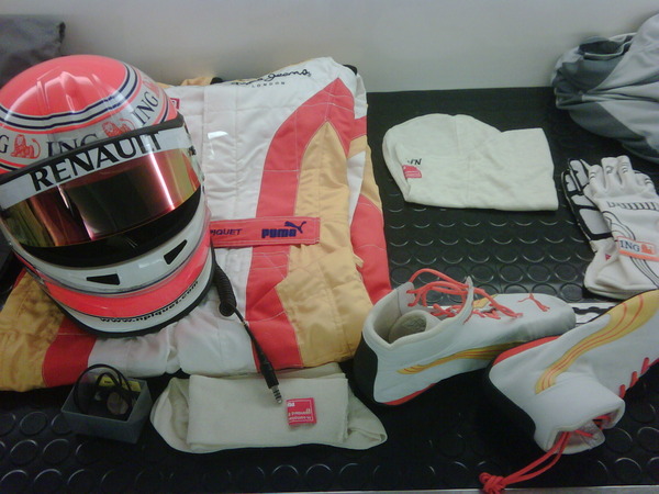 Macacao,sapatilha, luva e capacete que serao sorteados - Racing suit, shoes, gloves and helmet.