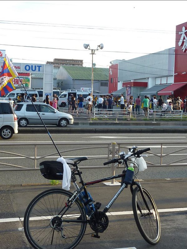 06:04 同じく大魔神。こちらは寂しく反対車線側の歩道から眺めるだけ。