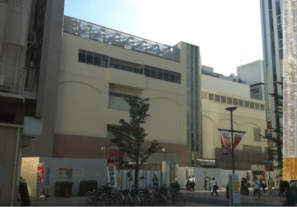 JR秋葉原新駅ビルAtre1の上野側側面は工事シートがほぼ撤去され、全貌が見えるようになった。神田側側面はすでに全開状態。