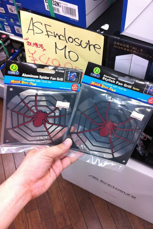 蜘蛛型デザインのファンガードがツクモパソコン本店に入荷 数ヶ月前に「カタログにはのっているけど全世界で受注が少ないから生産されるかわからない」（ショップ）という話を聞いていましたが、無事生産された模様。
