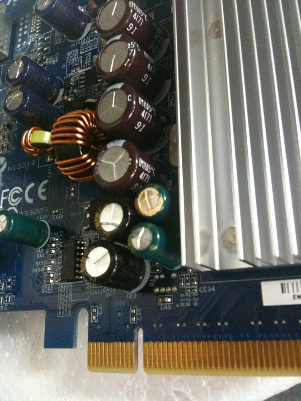 編集MのPCが死亡なう(汗。熱でビデオカードのコンデンサが逝ったかも。ただいま復旧作業中ですが、「今週見つけた新製品」の更新は少々遅れそうですm(_ _)m