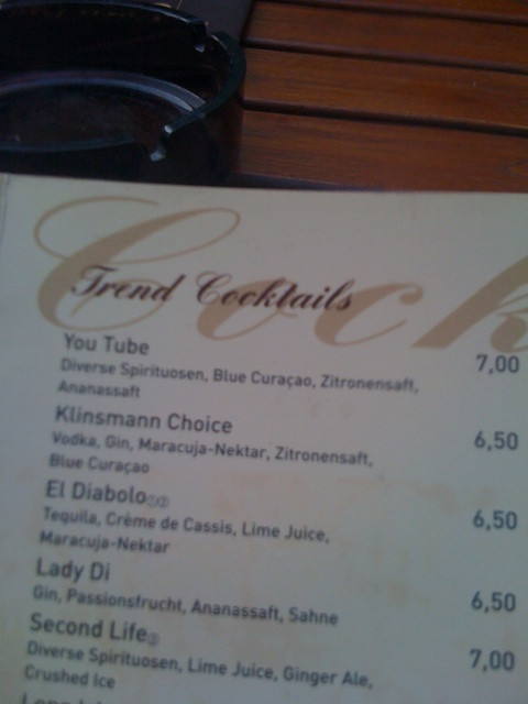 Trinke gerade einen Cocktail namens  YouTube. Sehr lecker.