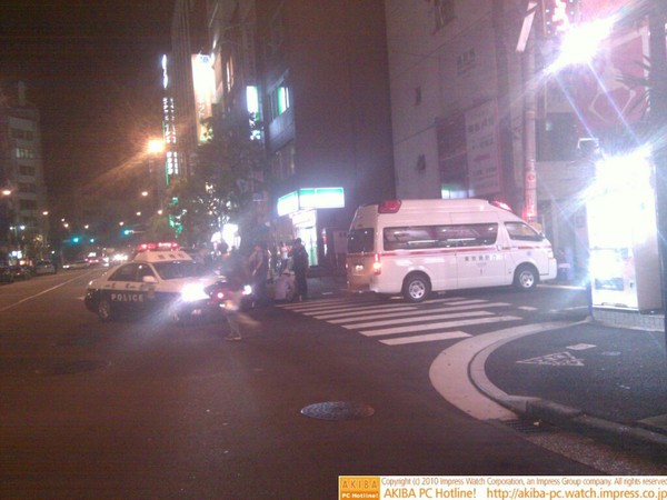 秋葉原クレーン研究所とファミリーマートの中間付近に男の人が倒れており、救急車とパトカーが駆けつけている。