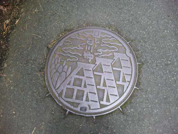 白川村のマンホール
