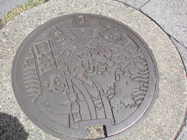 岡山はやはり桃太郎一色。 駅前には桃太郎の像が、そしてメインストリートは桃太郎大通り。 さらにはマンホールまで桃太郎とは恐れ入る…
