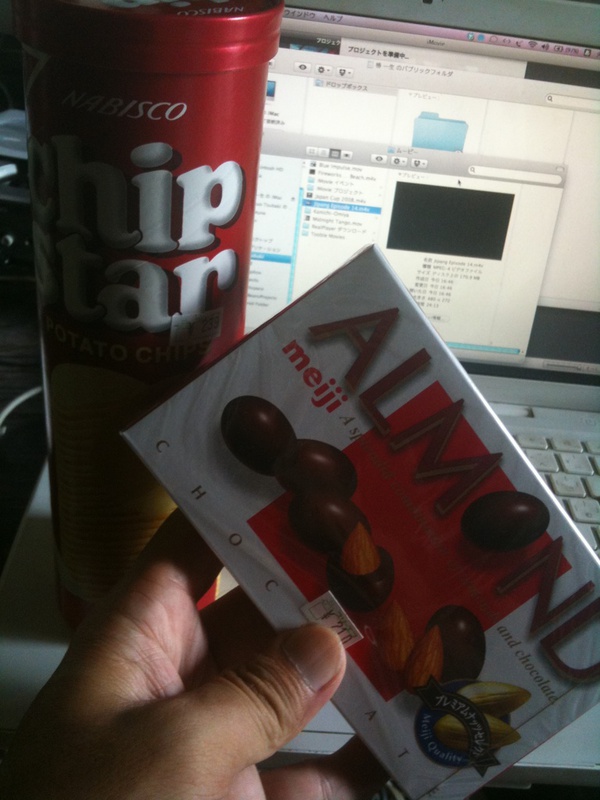 今日のおやつはこれとこれ。ほぼ定番かな。