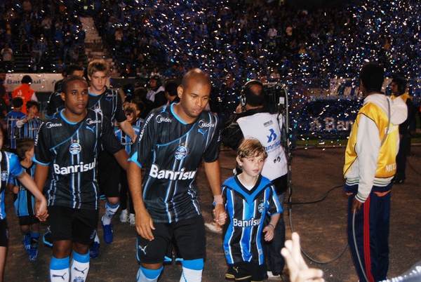 Grêmio entrando em campo com sua terceira camisa