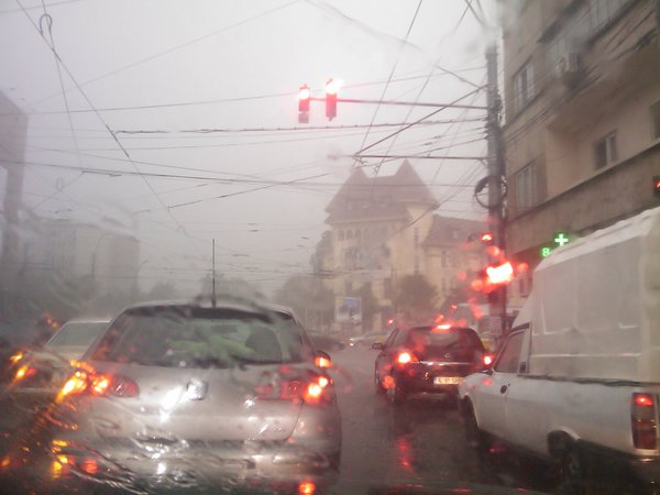 It's raining heavily in Bucharest.One hailstone cracked my front windon. #storm