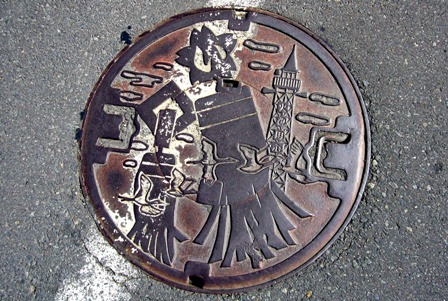 格好いいマンホール発見。　「い組」のまといに丹頂鶴