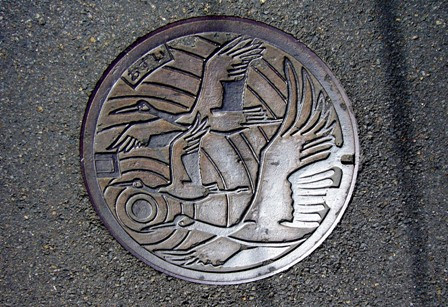 格好いいマンホール　空をゆく丹頂鶴