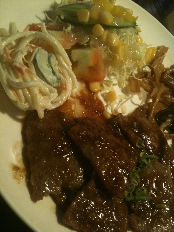 今日のお昼。焼肉定食。