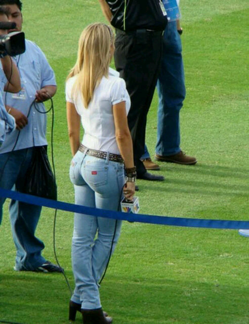 Algunos medios aseguran que iba inapropiadamente vestida con los Jets! Exactamente estaba asi!