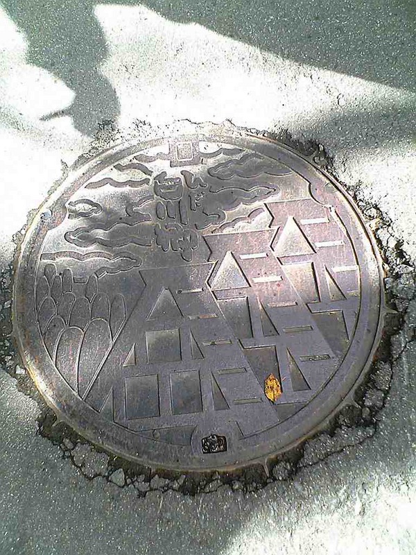 白川村のマンホール
