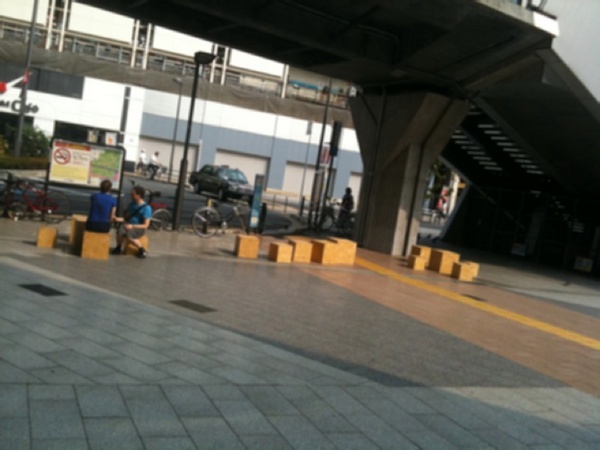 秋葉原駅前の広場に「社会実験」と書かれた箱が置かれてます。サイズ的には椅子なので座っている人もいます。