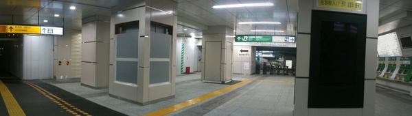 そういえば、JR秋葉原駅の電気街口改札、出てすぐの所が広くなってます。写真左側には外に出られるシャッターもあるので、ここが開けば、改札でてすぐの混雑とかはなくなりそうです。