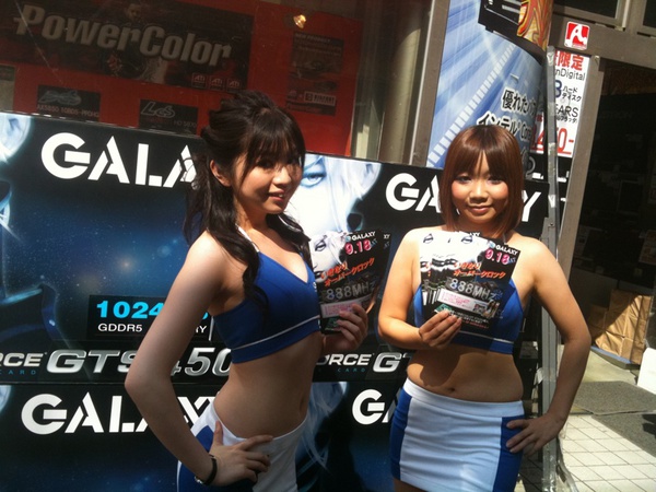 GALAXYイベントでツートップ店頭にはキャンギャルが。