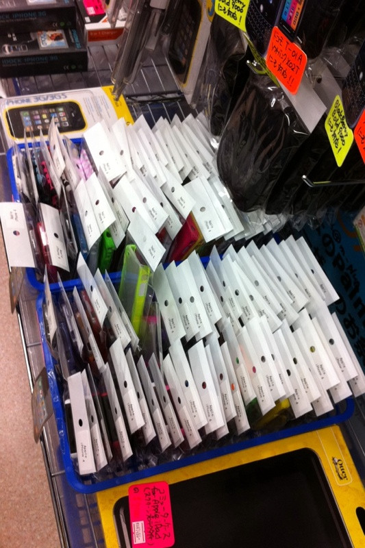 MobilePLAZAでiPhone 4ケースいっぱい。全部違うモデルとのこと。各504円。
